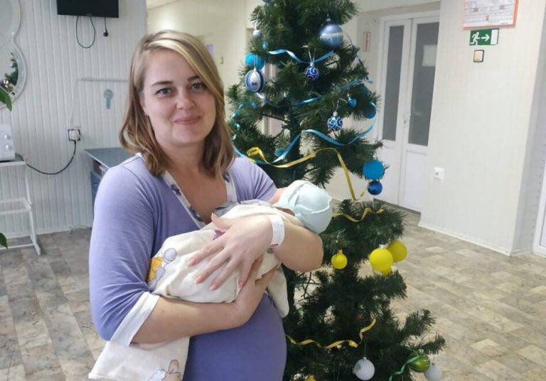 Днепр стал домом: первый в Новом году ребенок родился в семье переселенцев из Мариуполя