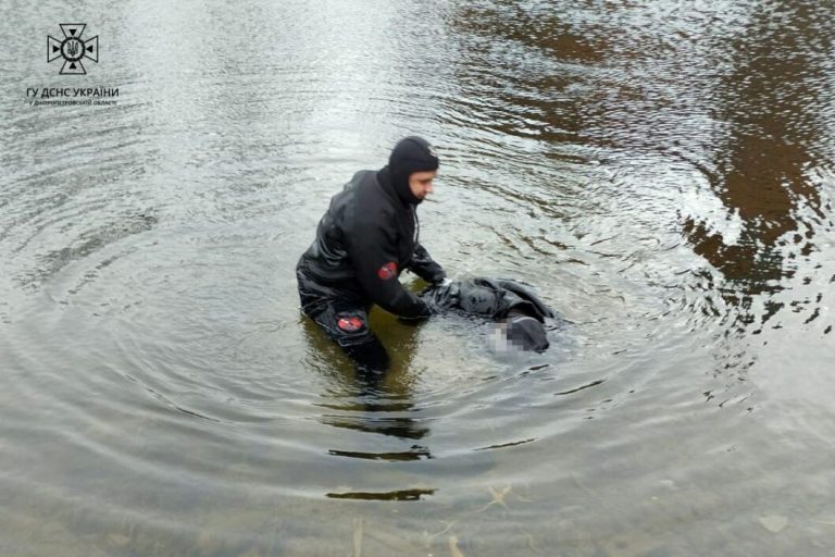 Как водолазы Днепра легковушку спасали