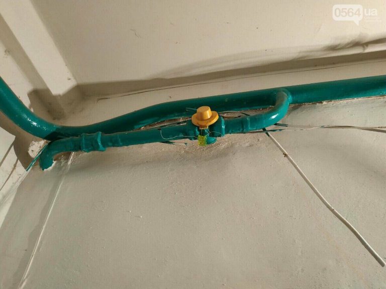 Криворожанам сутки не устраняют утечку газа, пока они не купят за свои деньги новый кран на трубу
