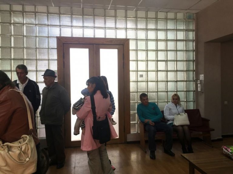 Криворожанку с младенцем на руках не пропустили на прием к мэру