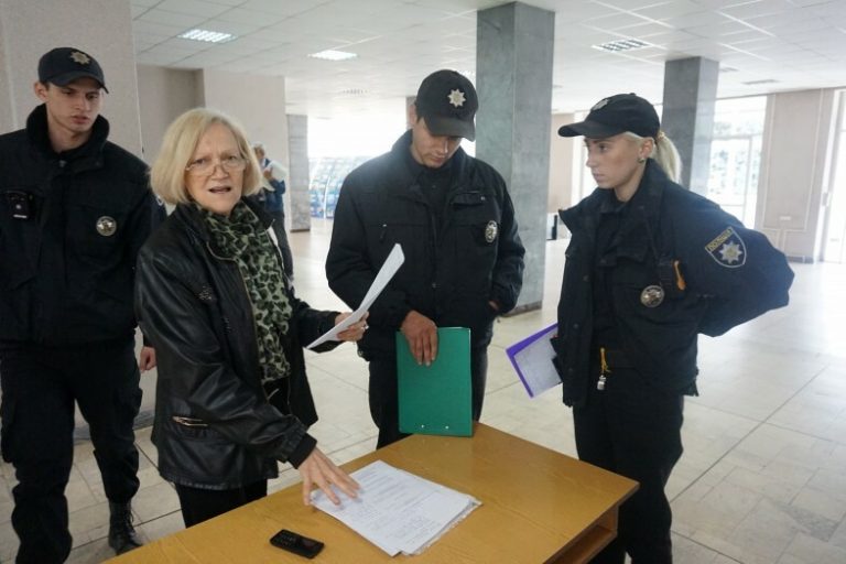 Криворожская правозащитница заявляет о краже паспорта прямо в помещении мэрии