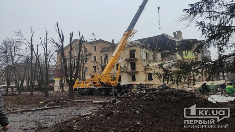 Криворожские спасатели успели вывести из горящего дома четверых детей