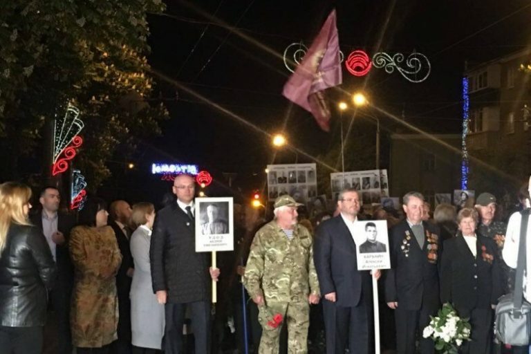Кривой Рог начал отмечать День победы над нацизмом в 4 утра с марша и грома салютов