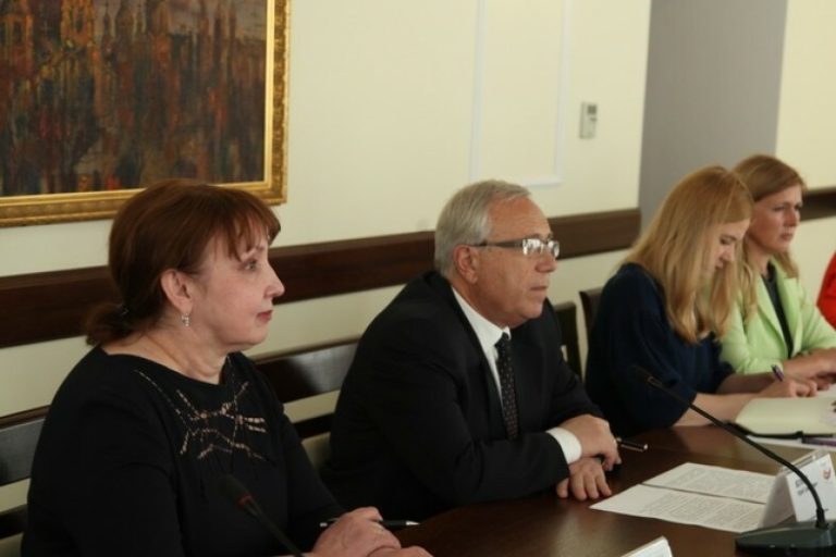 Мэр Кривого Рога призвал своих замов не обращать внимание на слухи и работать