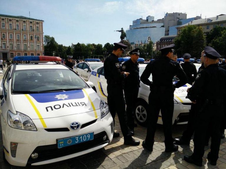 В Днепре патрульные не могли справится с девушкой (видео)