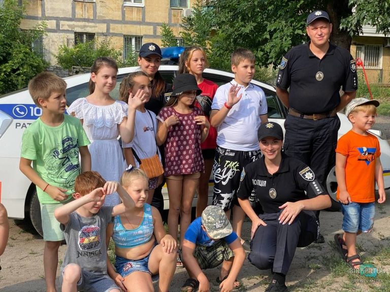 В Днепре патрульные организовали вместе с детьми акцию «Безопасный переход».