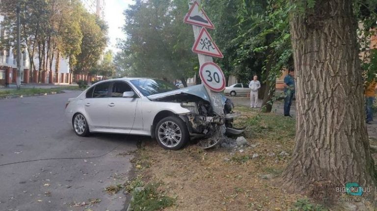 В Днепре пьяный водитель на «BMW» врезался в дерево
