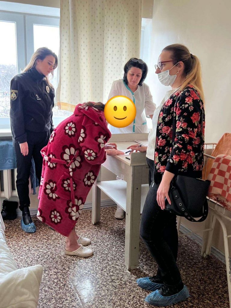 В Днепре пьяная мать не пускала врача к младенцу с почти 40-градусной температурой (видео)