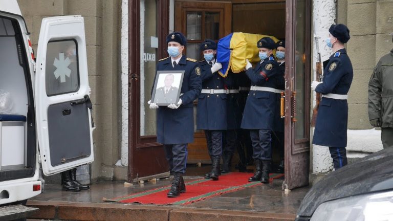 В Днепре попрощались с героями, погибшими на Светлодарской дуге (видео)
