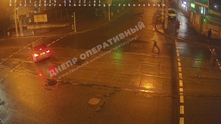 Жуткое ДТП в Днепре: водитель сбил ребенка на пешеходном переходе (видео)