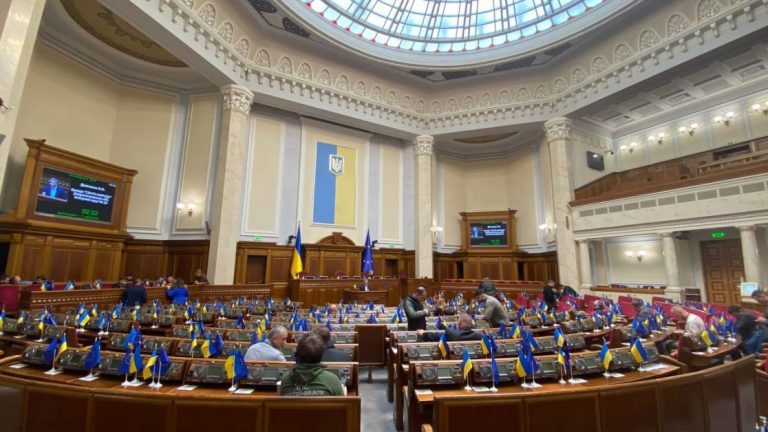 ЕКСКЛЮЗИВ            Верховная Рада проголосовала за увеличение налогов: что будет с зарплатами